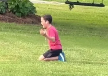 'Me senti comovido e caí de joelhos': garoto de 9 anos emociona ao ser visto louvando