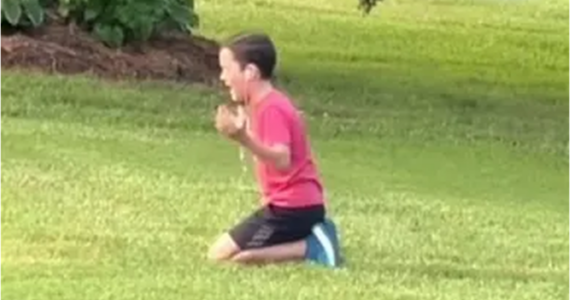 'Me senti comovido e caí de joelhos': garoto de 9 anos emociona ao ser visto louvando