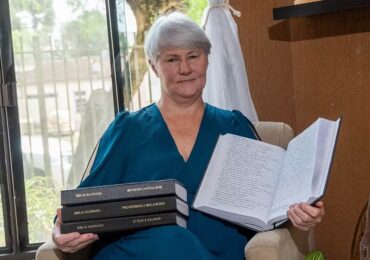 Dedicação: mulher copia Bíblia inteira à mão duas vezes, presenteia os filhos e emociona