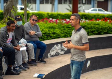 Igreja faz 'clínica médica' em quintal como ação de evangelismo para ajudar comunidade