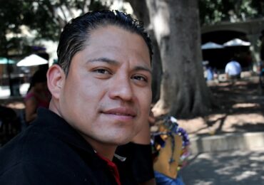 Héctor Alejandro Pérez, líder cristão de 30 anos, encontra-se em estado crítico após ser baleado múltiplas vezes por homens em motocicletas na manhã desta segunda-feira. O ataque ocorreu quando Pérez saía de sua residência para visitar um doente, conforme relatou o portal The Pillar e confirmou a Diocese local. Segundo testemunhas e autoridades eclesiásticas, dois indivíduos não identificados efetuaram pelo menos oito disparos contra a caminhonete de Pérez. Os projéteis atingiram seu braço, tórax, abdômen e couro cabeludo. O padre Roberto Sánchez Cabrera, porta-voz da comunidade cristã de Tabasco, detalhou as lesões: Fratura exposta no braço direito Perfurações em órgãos abdominais Perda sanguínea crítica que exigiu campanhas emergenciais de doação Após duas cirurgias, o líder cristão permanece na UTI com suporte respiratório, lutando pela vida. "Seu estado é estável, mas a recuperação será lenta devido à extensão das lesões internas", declarou Sánchez ao The Pillar. Contexto investigativo A Procuradoria-Geral da República (FGR) investiga o caso como possível identidade equivocada. Autoridades suspeitam que o ataque esteja vinculado a conflitos entre facções criminosas na região. Sánchez enfatizou: "Héctor retornou há um ano de seus estudos teológicos no exterior. Dedicava-se integralmente ao trabalho pastoral sem envolvimento com atividades ilícitas". Cenário de violência regional Tabasco enfrenta onda crescente de violência: Taxa de homicídios aumentou 17% no primeiro semestre de 2025 84% dos crimes envolvem armas de fogo Estado vizinho de Chiapas registra conflito aberto entre cartéis desde 2022 Este é o segundo ataque a líderes religiosos na região em nove meses. Em outubro de 2024, o também líder cristão Marcelo Pérez (sem parentesco) foi assassinado com método similar em Chiapas. O ativista era conhecido por sua defesa de direitos indígenas e ambientais. Mobilização comunitária A comunidade cristã mantém: Plantões de oração contínuos na Catedral de Villahermosa Rede de doações de sangue coordenada pela Cruz Vermelha local Vigílias em pelo menos 12 paróquias do estado A Conferência do Episcopado Mexicano emitiu nota condenando a violência e solicitando proteção efetiva para líderes religiosos. Nenhum grupo reivindicou o atentado até o fechamento desta edição. Com: Portas Abertas.