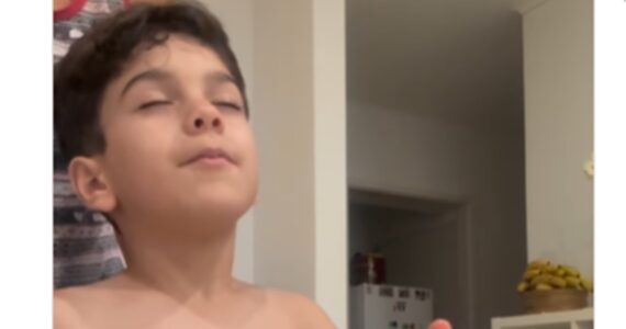 Vídeo: mãe viraliza com técnica criativa para ensinar filho de 6 anos o poder da oração