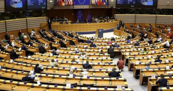 Comissária classifica relatório europeu como anticristão: 'Teme que quem crê em Deus'