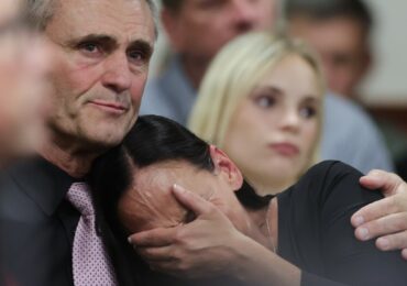 Em pleno Tribunal, mãe surpreende ao perdoar assassino da filha: "É Cristo em mim"