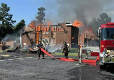 Incêndio destrói templo, mas membros montam tendas para seguir cultuando