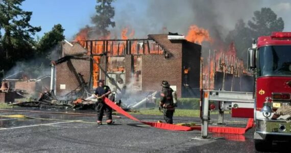 Incêndio destrói templo, mas membros montam tendas para seguir cultuando