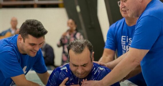 Diáspora persa: iranianos são batizados nas águas em São Paulo