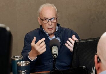 Pastores brasileiros homenageiam John MacArthur e exaltam legado na teologia