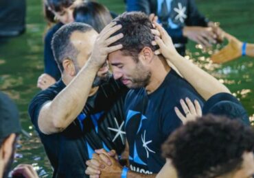 Cobrar para batizar é correto? Veja o que pastores dizem sobre episódio na Lagoinha