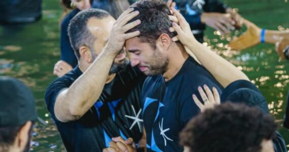 Cobrar para batizar é correto? Veja o que pastores dizem sobre episódio na Lagoinha