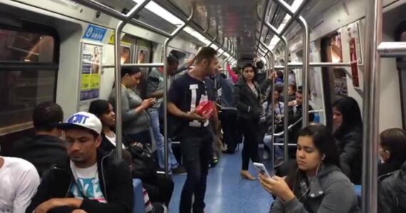 Evangelismo no metrô impacta vidas e faz com que homem se entregue a Jesus