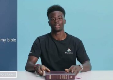 Jogador Bukayo Saka exalta a importância da Bíblia em sua vida: 'É muito especial'