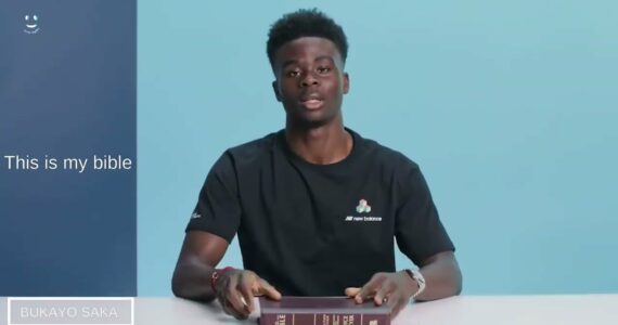 Jogador Bukayo Saka exalta a importância da Bíblia em sua vida: 'É muito especial'