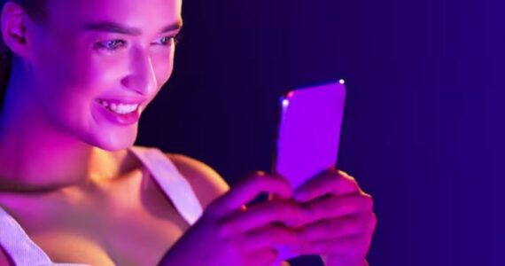 App para trair criado por feministas tem 1 milhão de brasileiros inscritos