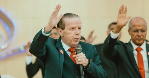 Pastor critica fiéis com camisas de time na Assembleia de Deus: ‘Torcida mundana’