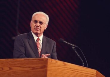 Pastor John MacArthur, renomado pastor e escritor, faleceu aos 86 anos