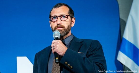 Pastor perde o emprego por recusar tratar trans com pronome errado