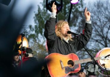 Canadá multa igreja por realizar evento com evangelista apoiador de Trump