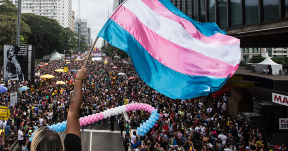 Professor trans perde ação judicial e poderá que ser tratado por alunos como homem