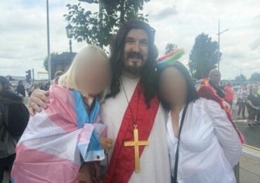 Homem se fantasia de Jesus em Parada LGBT e gera revolta: ‘Cansado desse absurdo’