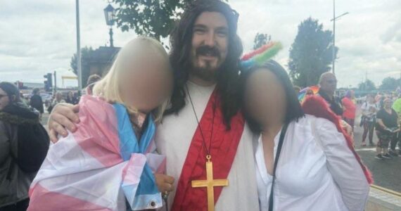 Homem se fantasia de Jesus em Parada LGBT e gera revolta: ‘Cansado desse absurdo’