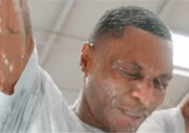"Filas de homens encarcerados": batismo em presídio vira testemunho do amor de Jesus