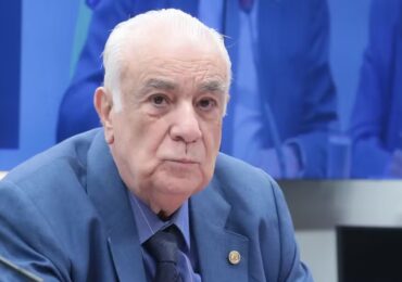 "Amicíssimo de Moraes", deputado é expulso do PL ao defender ministro e atacar Trump