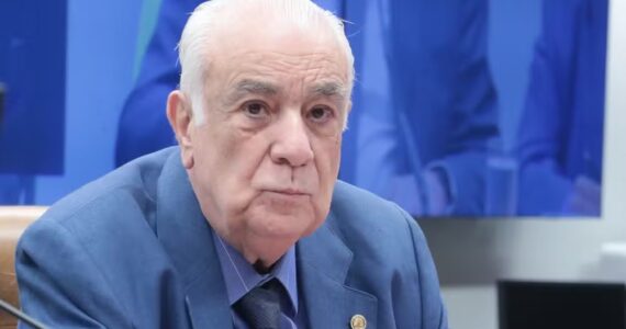 "Amicíssimo de Moraes", deputado é expulso do PL ao defender ministro e atacar Trump