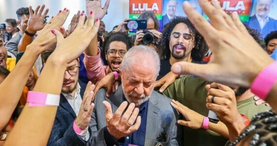 Lula cansa de tentar conquistar evangélicos e desiste, diz jornal