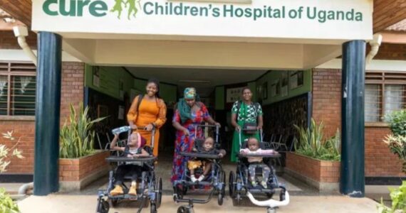 Uganda: missionários doam 200 cadeiras de rodas a hospital para crianças deficientes
