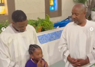 Ator Kel Mitchell celebra batismo da filha no dia do aniversário: ‘Chorei de alegria’
