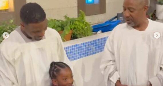 Ator Kel Mitchell celebra batismo da filha no dia do aniversário: ‘Chorei de alegria’