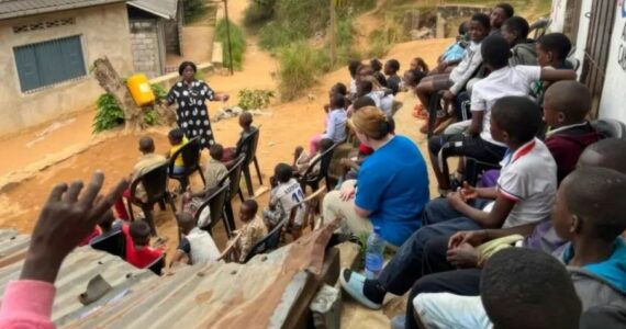 Missionários formam crianças para se tornarem líderes cristãos na África no futuro
