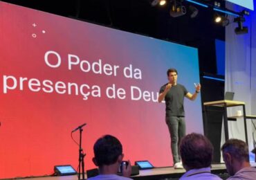 Kaká prega em Encontro de Homens e testemunha ‘o poder da presença de Deus’