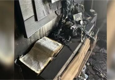 Bombeiro fica chocado ao ver Bíblia quase intacta após incêndio: "Não dá pra explicar"
