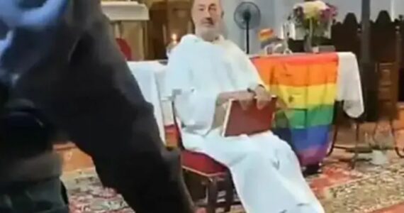 Padre celebra missa com bandeira LGBT no altar em igreja na Espanha