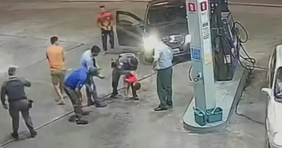 Pai de menino engasgado ora enquanto policiais fazem manobra para socorre-lo