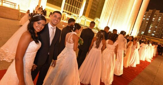Igreja Universal celebra casamento coletivo para 17 mil casais