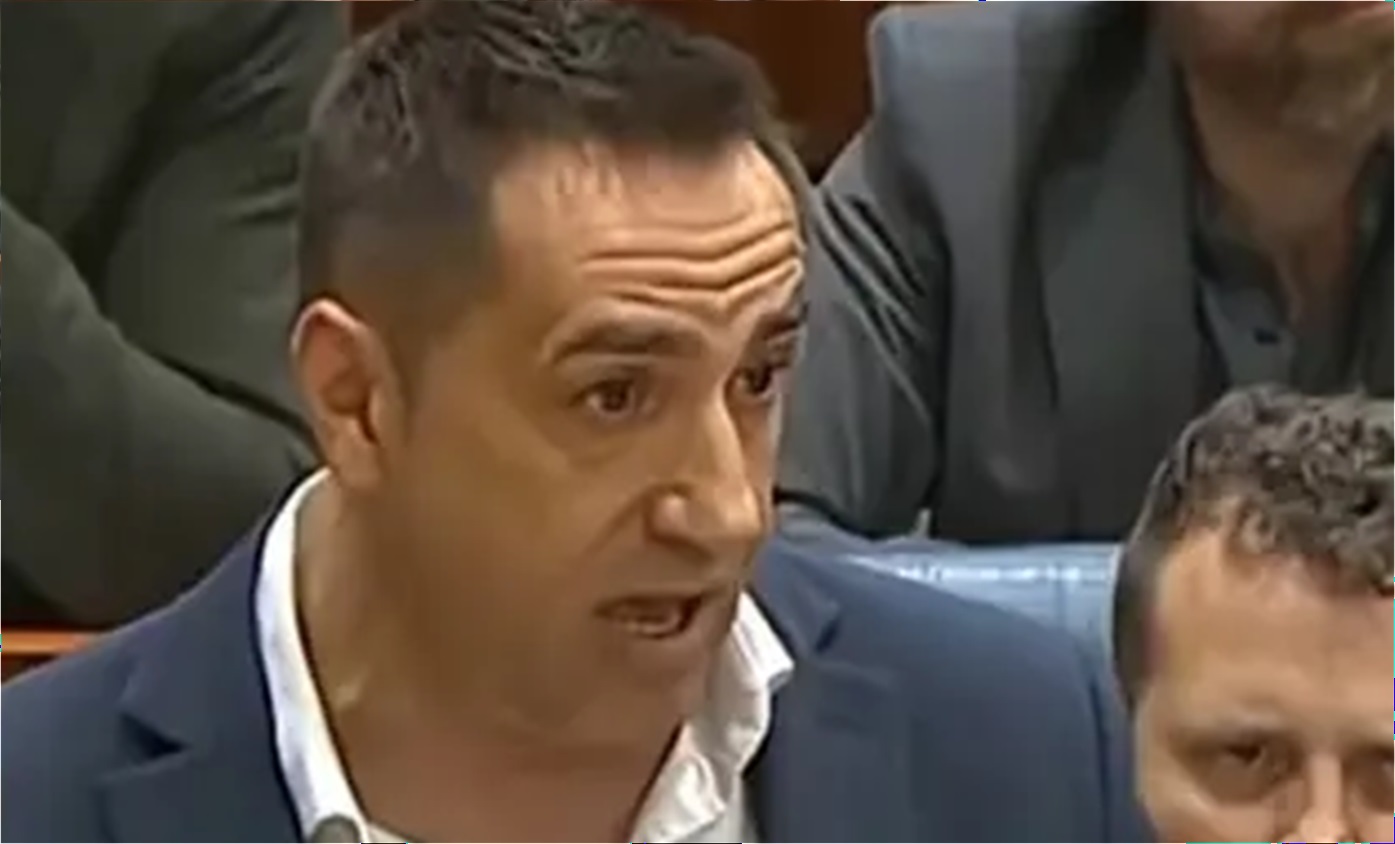 Deputado quer proibir evangelismo em metrô e chama pregadores de “vigaristas”