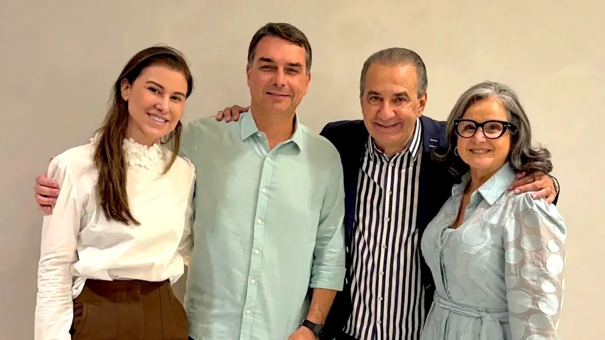Colunista da Folha admite erro ao dizer que Malafaia “escondeu” Flávio Bolsonaro em culto