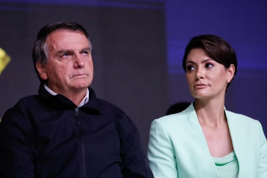 Michelle Bolsonaro atualiza quadro de saúde do ex-presidente e relata “chateação”