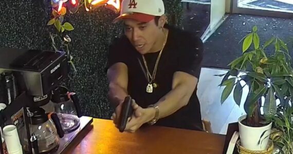 Dono de restaurante clama a Deus durante assalto após ficar sob a mira do criminoso