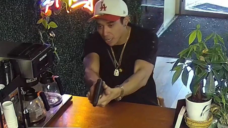 Dono de restaurante clama a Deus durante assalto após ficar sob a mira do criminoso