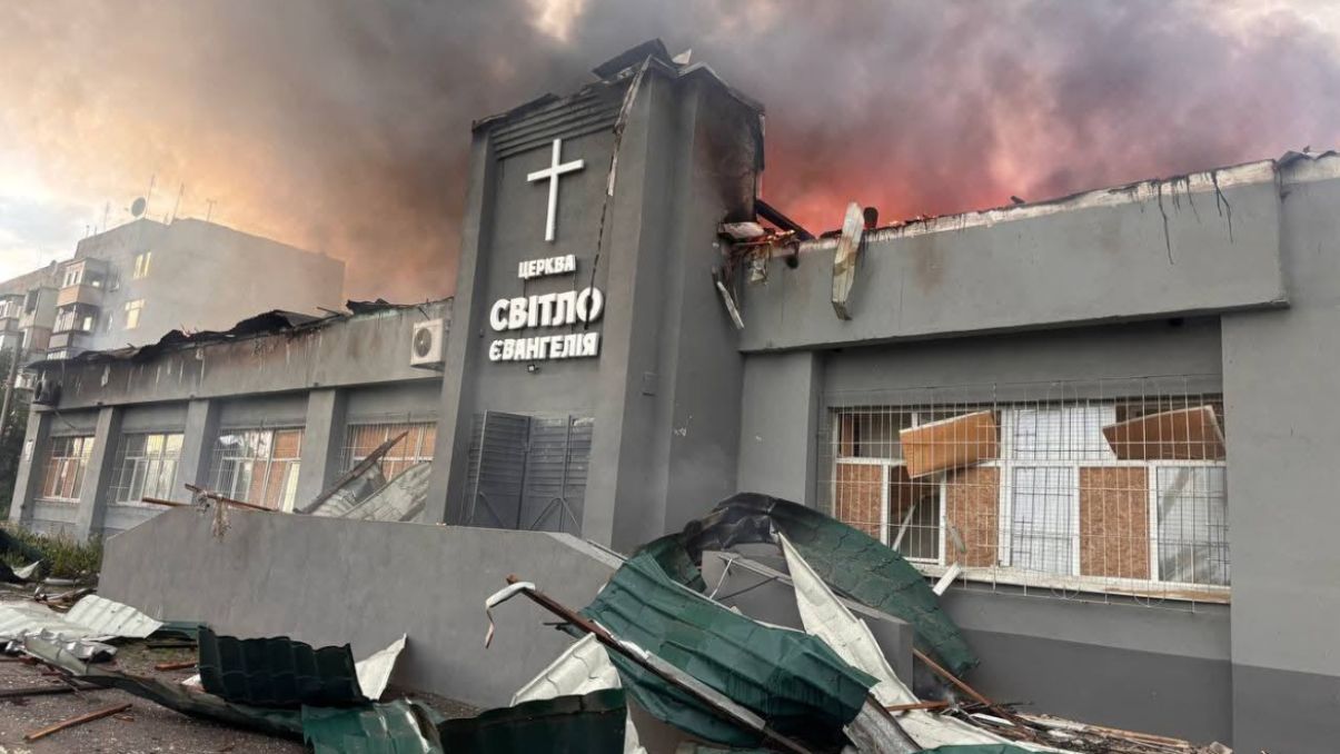 Vídeo: ataque russo com drones destrói igreja evangélica na Ucrânia