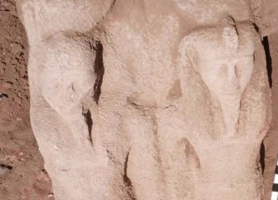 Faraó que sofreu pragas do Egito tem estátua descoberta por arqueólogos